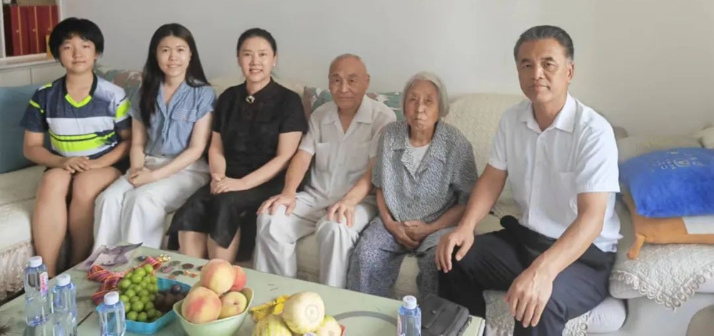 慰问退役老兵，铭记红色精神